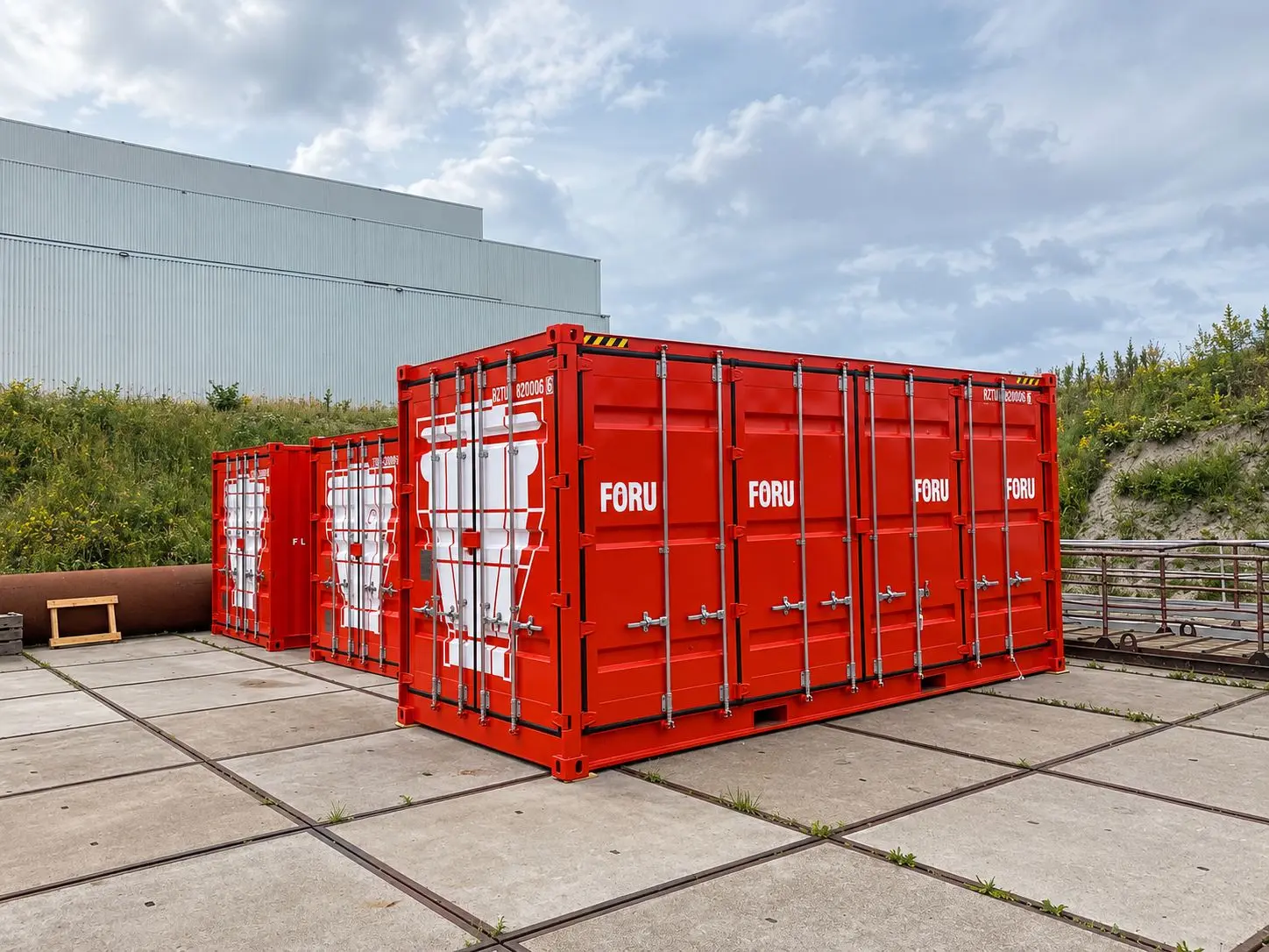 detail of FORU branding and Full Side Access doors